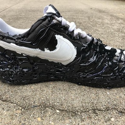 真硬核定制，被「毒液」侵蝕的 Nike 小白鞋太逼真了！